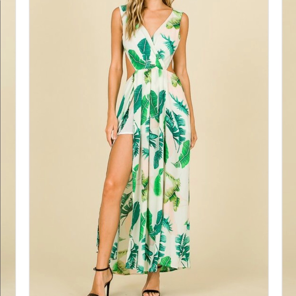 1 left! PALM LEAF PRINT OPEN PLUNGED MAXI ROMPER - Picture 2 of 8